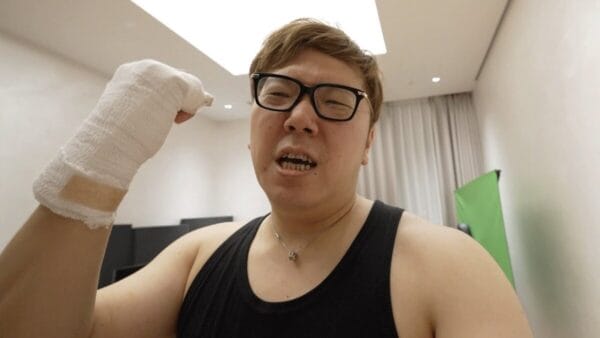 ヒカキン、自宅に侵入したカメムシを捕まえる⁉右手が使えなくても、 果敢に挑む姿に「無理しないで」等の声多数‼