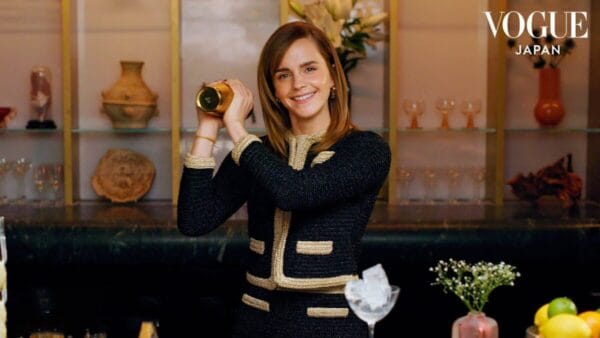 エマ・ワトソンがPRADAの靴で氷を砕いてカクテル作り！イケメンの弟も登場し、普段見られないお姉さんの一面も！