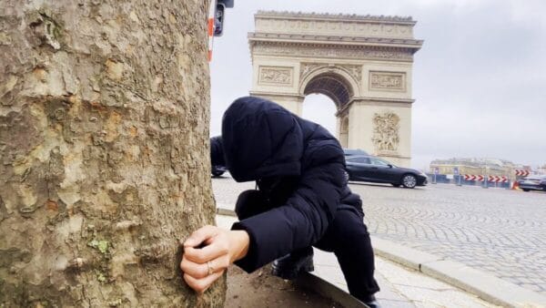おーちゃんねる、フランス旅行中も昆虫を探してしまう…！生はちみつを食べるも「虫の味が入っています」と職業病を発揮