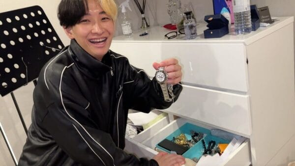 カリスマYouTuberヒカル、同居人の実業家の部屋から金目のものを気づかれないように盗む！ルイヴィトンのTシャツや1000万円のジュエリーなど！いたずらなヒカルの笑顔にファン大喜び！