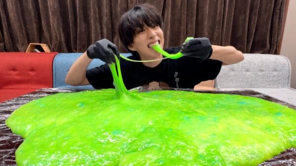はじめしゃちょー、食べられるスライムを作って食べる！製作に1日を費やし、総重量なんと10㎏!?果たして完食できるのか!?