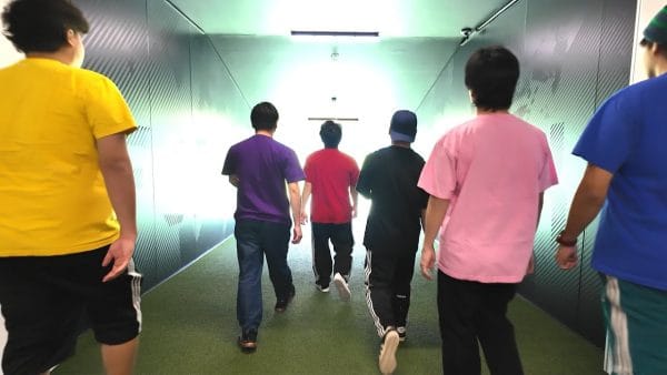 フィッシャーズ、ラグビーニュージーランド代表と対戦!?メンバーが進んだ先にはマオリ族の民族舞踊”ハカ“を踊る人々がいて、振り返ると代表選手たちが立ちはだかる!!